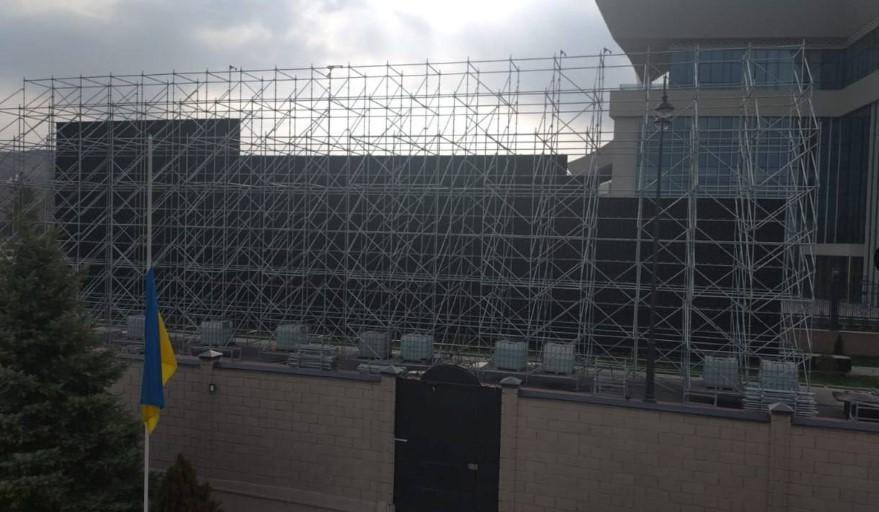 Ironia sulle trattative e minacce all’Europa: lo zar in Kirghizistan si prepara per Witkoff