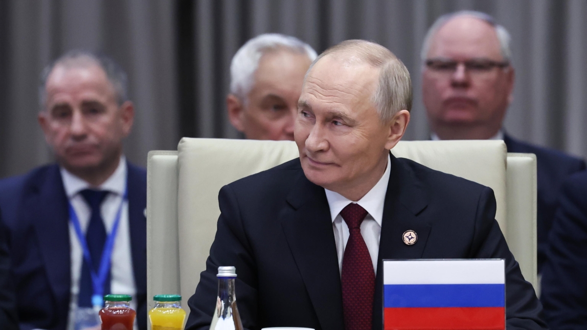 Putin, minacce all'Europa e ironia sui negoziati: così lo zar si prepara per l'inviato di Trump