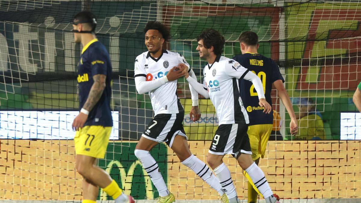 Cesena-Modena 1-0 in Serie B, gol di Blesa. Gliozzi sbaglia un rigore