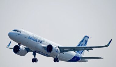 Airbus ferma oltre 6 mila aerei A320 per un aggiornamento urgente al computer di bordo: a rischio migliaia di voli