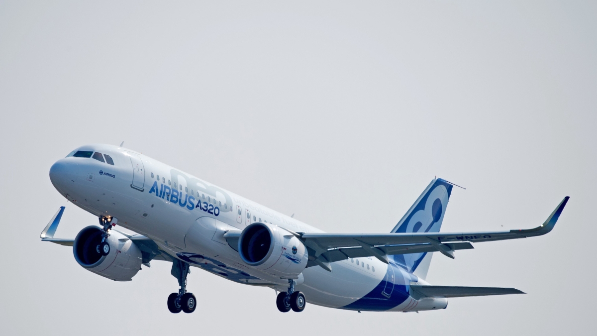 Airbus ferma oltre 6 mila aerei A320 per un aggiornamento urgente al computer di bordo: a rischio migliaia di voli