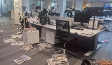 Assalto alla redazione della Stampa, gruppo di manifestanti pro Pal danneggia la redazione. La solidarietà di Mattarella e Meloni