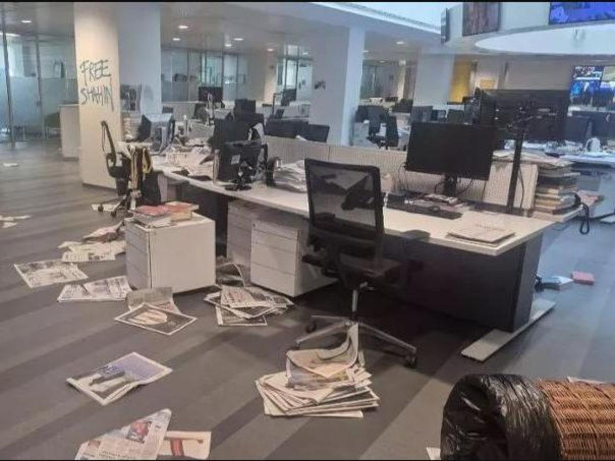 Assalto alla redazione della Stampa, gruppo di manifestanti pro Pal danneggia la redazione. La solidarietà di Mattarella e Meloni