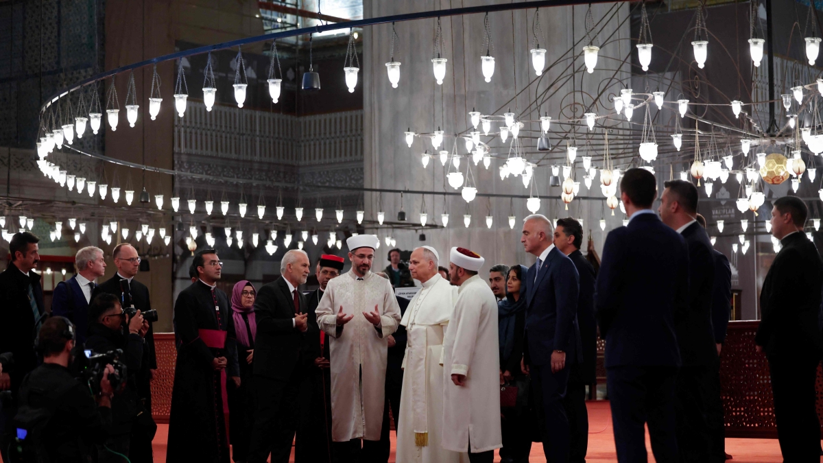 Papa Leone in Turchia: entra senza scarpe nella Moschea Blu di Istanbul