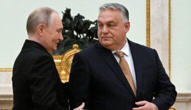 Orbán torna a Mosca da Putin. Sconcerto dei leader Ue, Merz: «Non gioca con la nazionale europea da tempo»