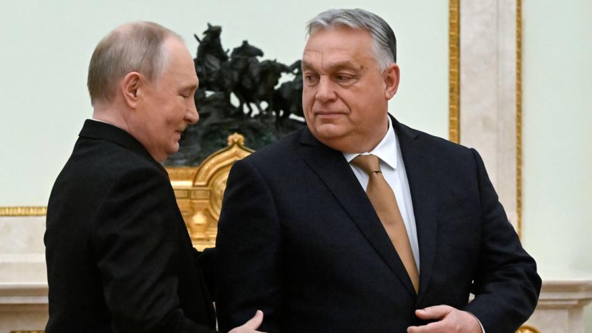 Orbán torna a Mosca da Putin. Sconcerto dei leader Ue, Merz: «Non gioca con la nazionale europea da tempo»