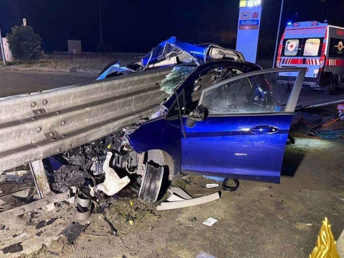 Lodi, auto infilzata e spezzata in due dal guard rail: il conducente di 27 anni è illeso