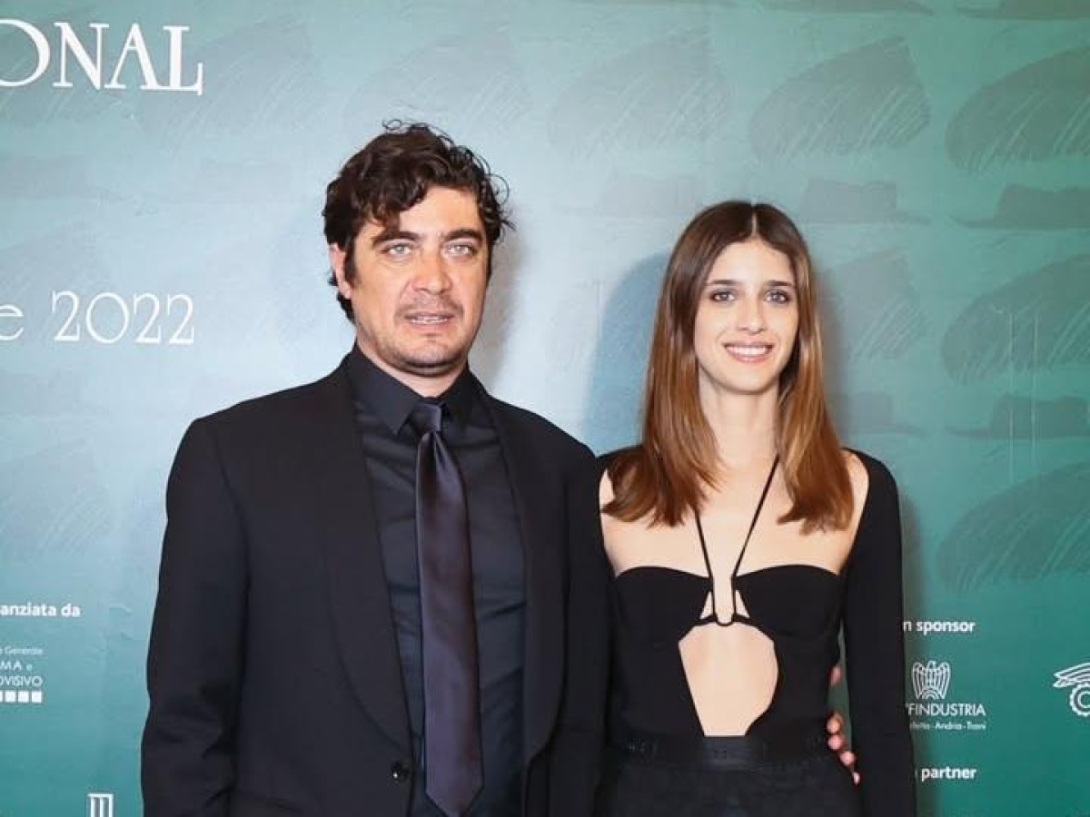 Benedetta Porcaroli e il legame con Riccardo Scamarcio: «La storia più lunga della mia vita, siamo felici»