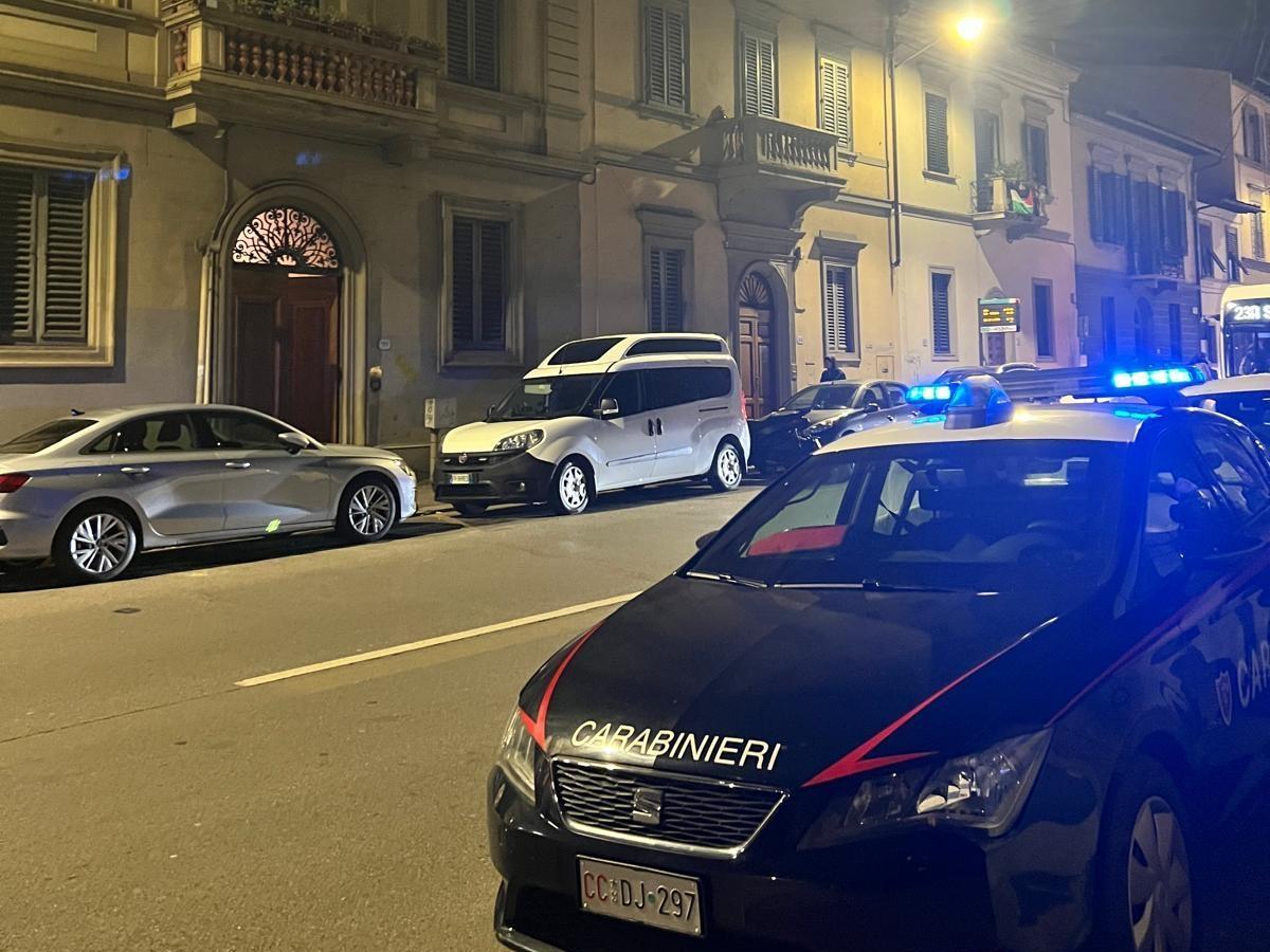 Firenze, marito e moglie trovati morti in casa con ferite da arma da taglio: tra le ipotesi quella di omicidio-suicidio
