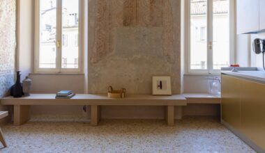 Una mini-casa a Mantova con pareti segnate dal tempo