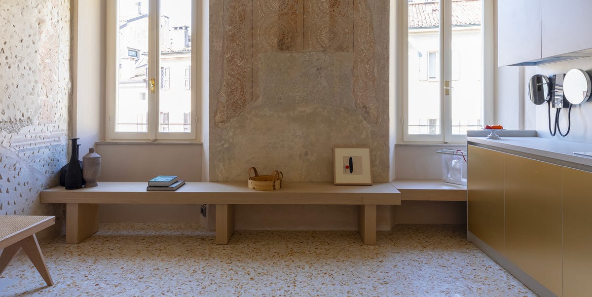 Una mini-casa a Mantova con pareti segnate dal tempo