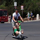 Roma, travolta dal monopattino e derubata