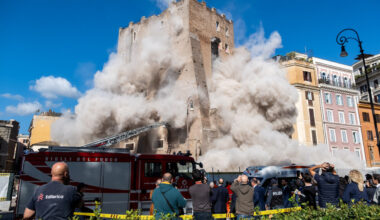 Crollo Torre dei Conti, cosa sappiamo: ponteggi e progetto nel mirino. I pm indagano per disastro e lesioni