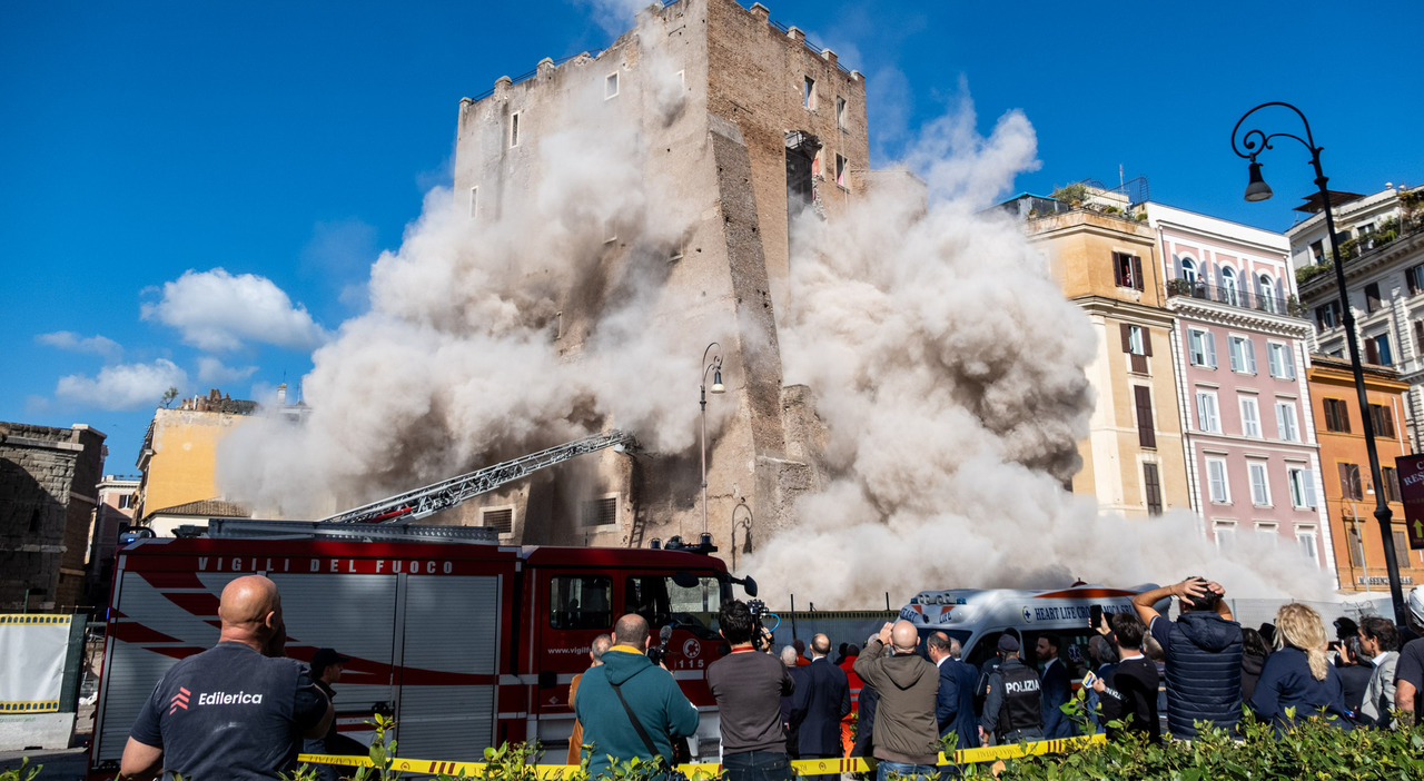 Crollo Torre dei Conti, cosa sappiamo: ponteggi e progetto nel mirino. I pm indagano per disastro e lesioni