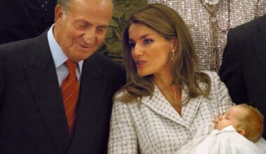 Juan Carlos, l'autobiografia dell'ex re di Spagna: «Vivo ad Abu Dhabi senza pensione. Mio figlio mi ha voltato le spalle, con Letizia c'è disaccordo. La regina Elisabetta mi disse: Non abdicare»