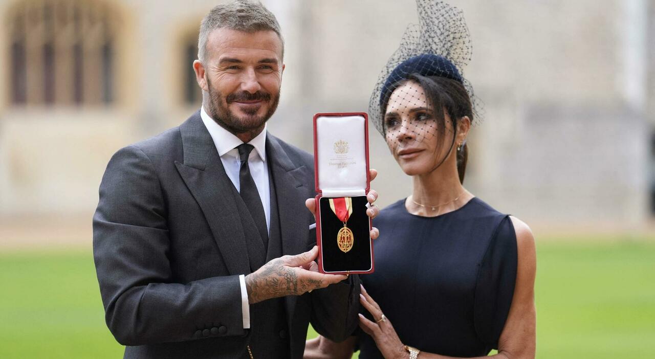 David Beckham nominato cavaliere da Re Carlo: la cerimonia a Windsor, l'abito disegnato da Victoria (che da oggi cambia nome) - Il Messaggero