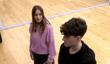 Amici 2025, anticipazioni della puntata del 9 novembre: tra baci sfiorati e crolli di emozione - Il Mattino