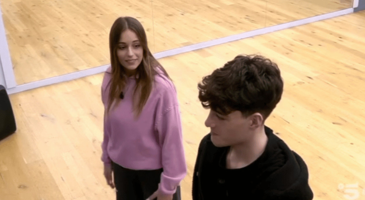 Amici 2025, anticipazioni della puntata del 9 novembre: tra baci sfiorati e crolli di emozione - Il Mattino