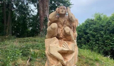 Vandali bucano gli occhi della statua dell'artista Cecchin con un trapano elettrico: «Atto vile»