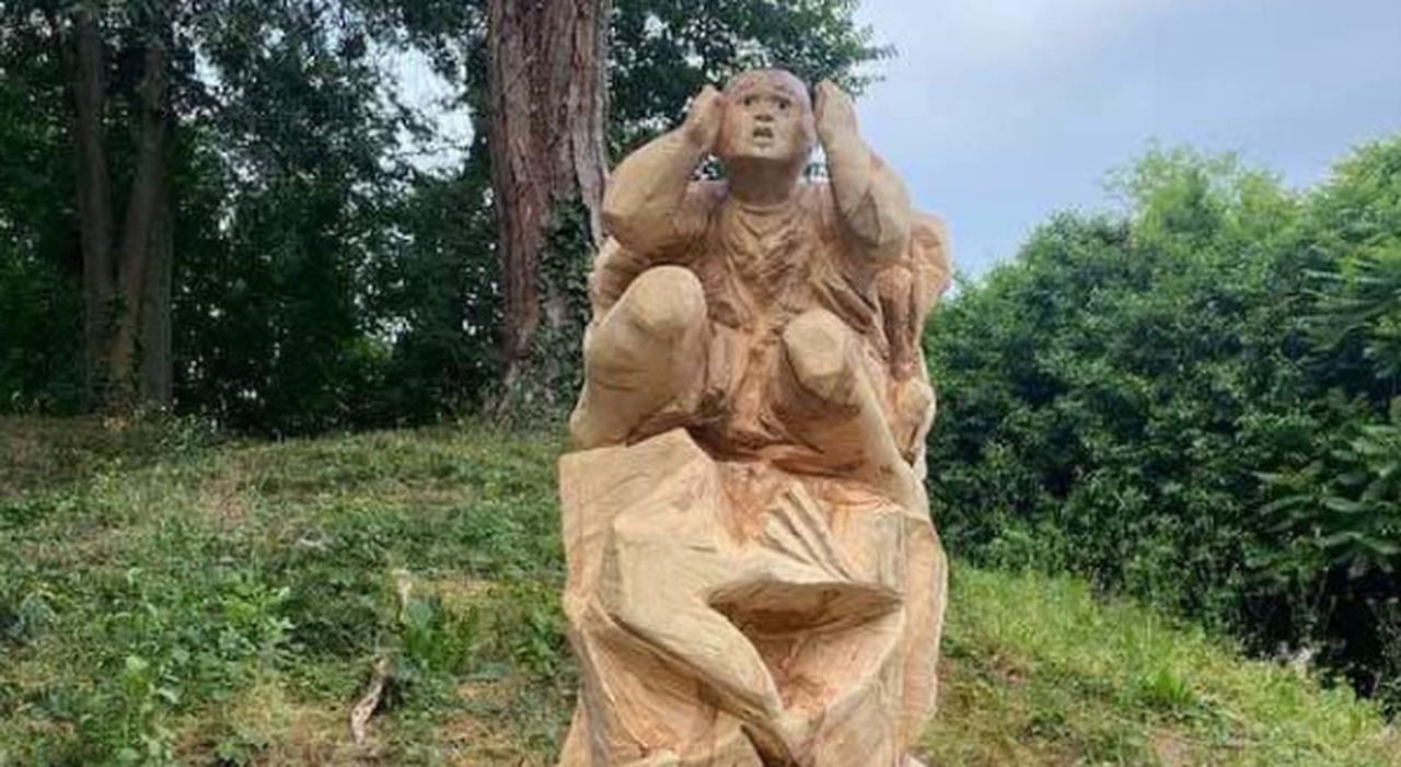 Vandali bucano gli occhi della statua dell'artista Cecchin con un trapano elettrico: «Atto vile»