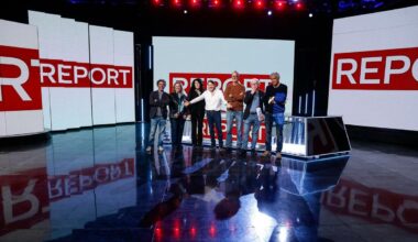 Il giornalista e conduttore Sigfrido Ranucci (C), con la redazione (S-D) Luca Bertazzoni, Cinzia Schiavoni, Paola Bisogni, Luigi Pompili, Claudio Del Signore, Gianni Tosti, posano per i fotografi nello studio del programma televisivo della Rai...