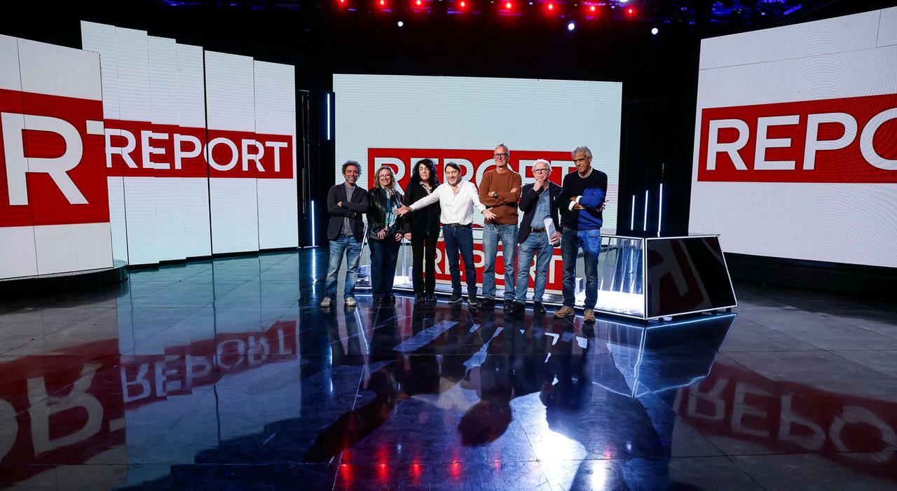 Il giornalista e conduttore Sigfrido Ranucci (C), con la redazione (S-D) Luca Bertazzoni, Cinzia Schiavoni, Paola Bisogni, Luigi Pompili, Claudio Del Signore, Gianni Tosti, posano per i fotografi nello studio del programma televisivo della Rai...