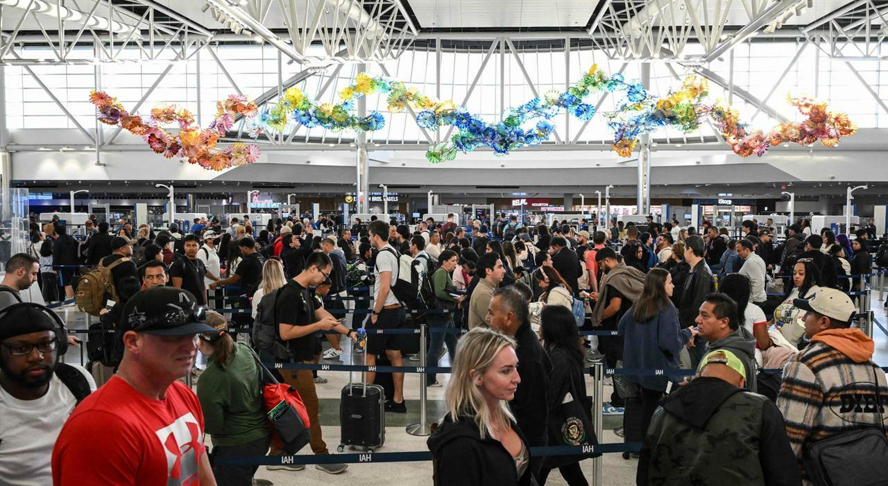 Usa, effetto shutdown: migliaia di aerei a terra. Sospesi i buoni pasto