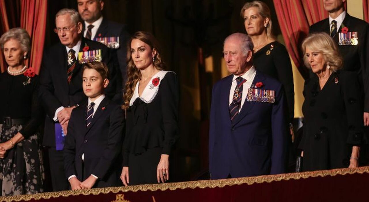 Il principe George prende il posto di William e debutta accanto a mamma Kate alla Royal Albert Hall