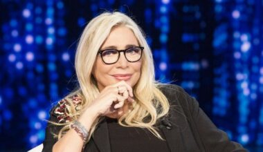 «Finita Domenica In vado a fare l'intervento. Chiedo scusa se perderò dei colpi». Cosa è successo a Mara Venier - Il Messaggero