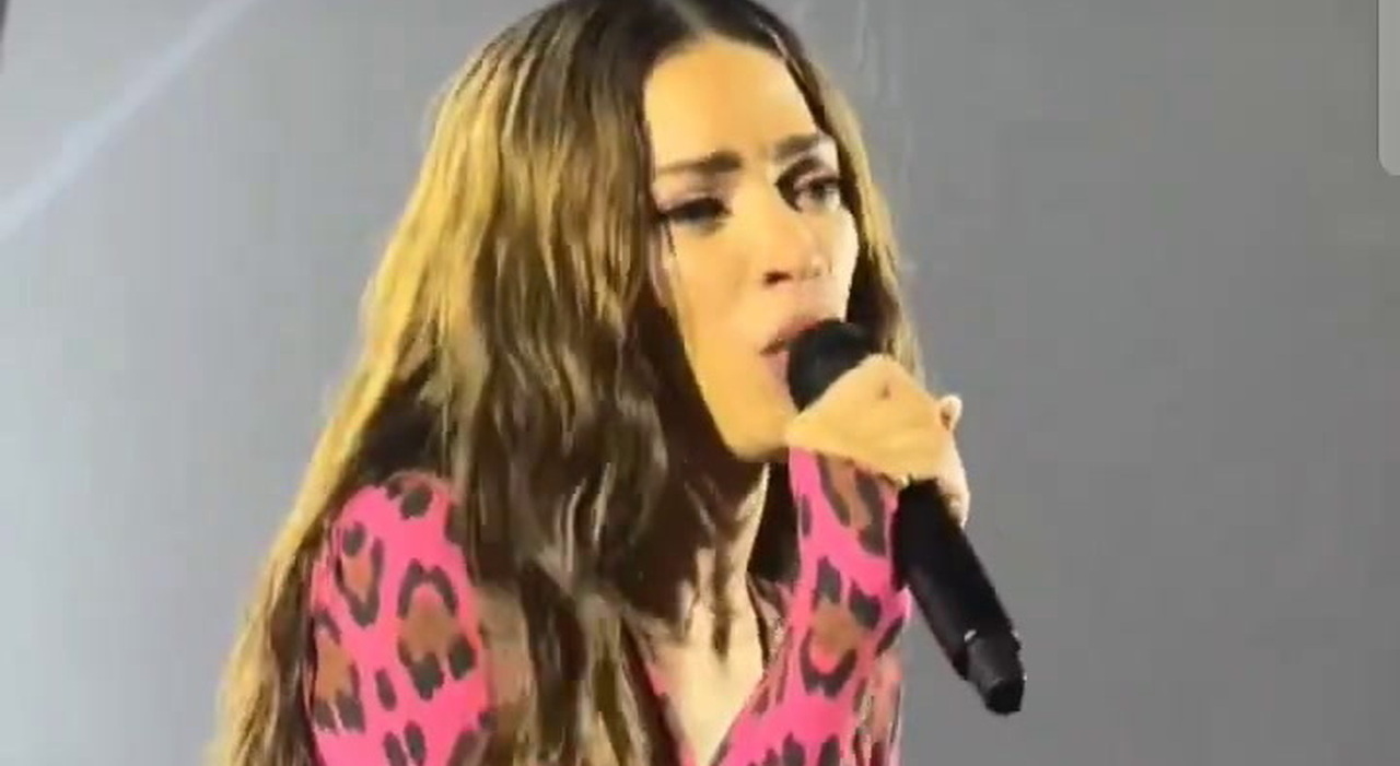 Elodie, lacrime durante il concerto, poi le scuse ai fan: «Fatico a cantare, mi sento in difetto» VIDEO - Il Gazzettino