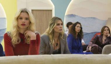 Paura al Grande Fratello, ​Giulia Soponariu sviene in diretta, regia nel caos e concorrenti nel panico: «Fate entrare qualcuno»