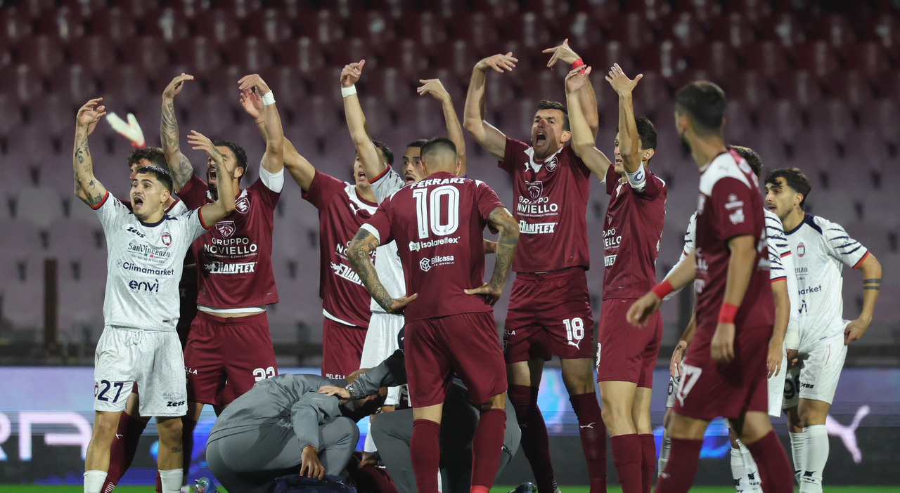 Salernitana-Crotone, Villa perde conoscenza dopo uno scontro: ambulanza in campo