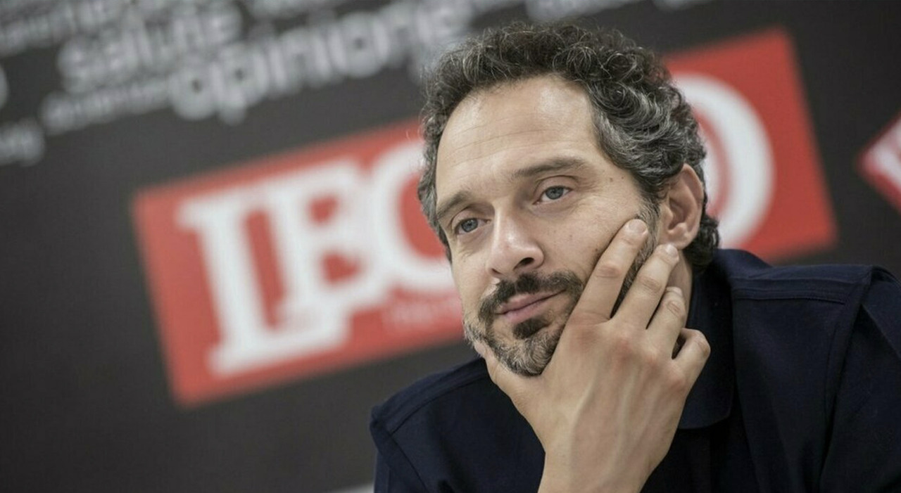 Claudio Santamaria, gli esordi, l'amore (ritrovato) con Francesca Barra e la perdita del figlio. «Le manie' Le ho tutte»