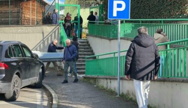 Bimbo di 2 anni muore soffocato in un asilo nido, l'incidente mentre giocava in cortile: «Impigliato con il giubbotto a un albero» - Il Messaggero