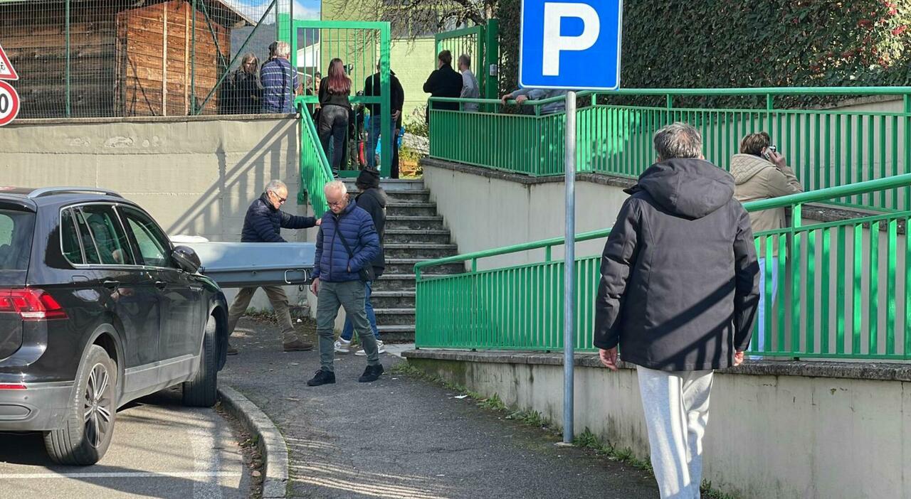 Bimbo di 2 anni muore soffocato in un asilo nido, l'incidente mentre giocava in cortile: «Impigliato con il giubbotto a un albero» - Il Messaggero