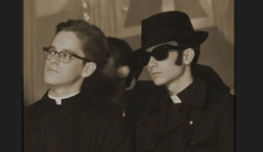 travestito da Blues Brothers «in missione per conto di Dio»