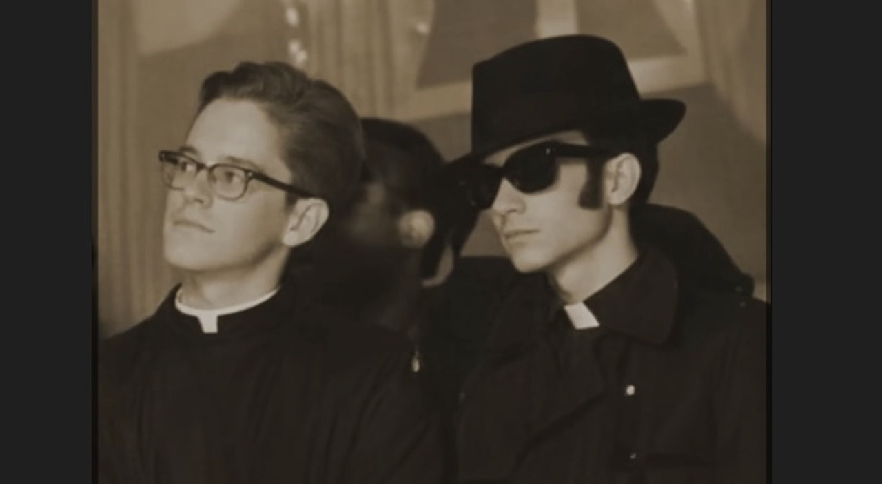 travestito da Blues Brothers «in missione per conto di Dio»