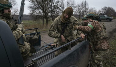 Giovani ucraini in fuga, Merz chiama Zelensky: «Qui ne arrivano troppi». Ma anche dalla Russia 650mila se ne sono andati