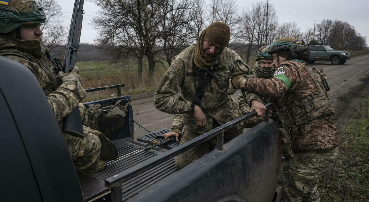 Giovani ucraini in fuga, Merz chiama Zelensky: «Qui ne arrivano troppi». Ma anche dalla Russia 650mila se ne sono andati