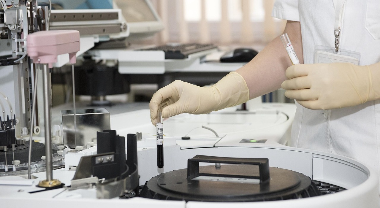 Tumore al colon, i cibi ultraprocessati legati alla malattia. «Limitarne i consumi»