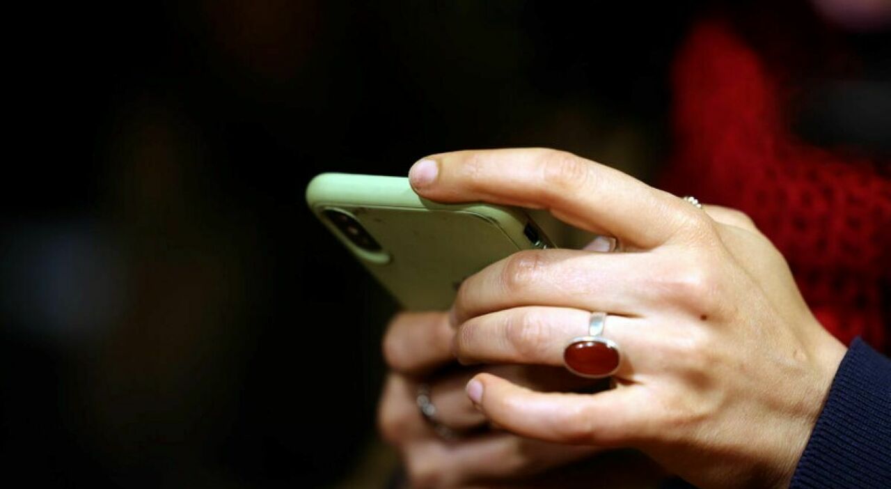 Telefonate da finti numeri mobili, entra in vigore la nuova stretta: scatteranno i blocchi automatici