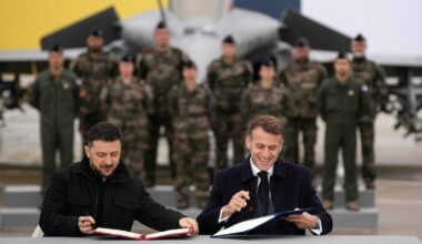 Guerra Ucraina, Zelensky firma intesa con Macron. «Kiev acquisterà fino a 100 caccia Rafale e droni»