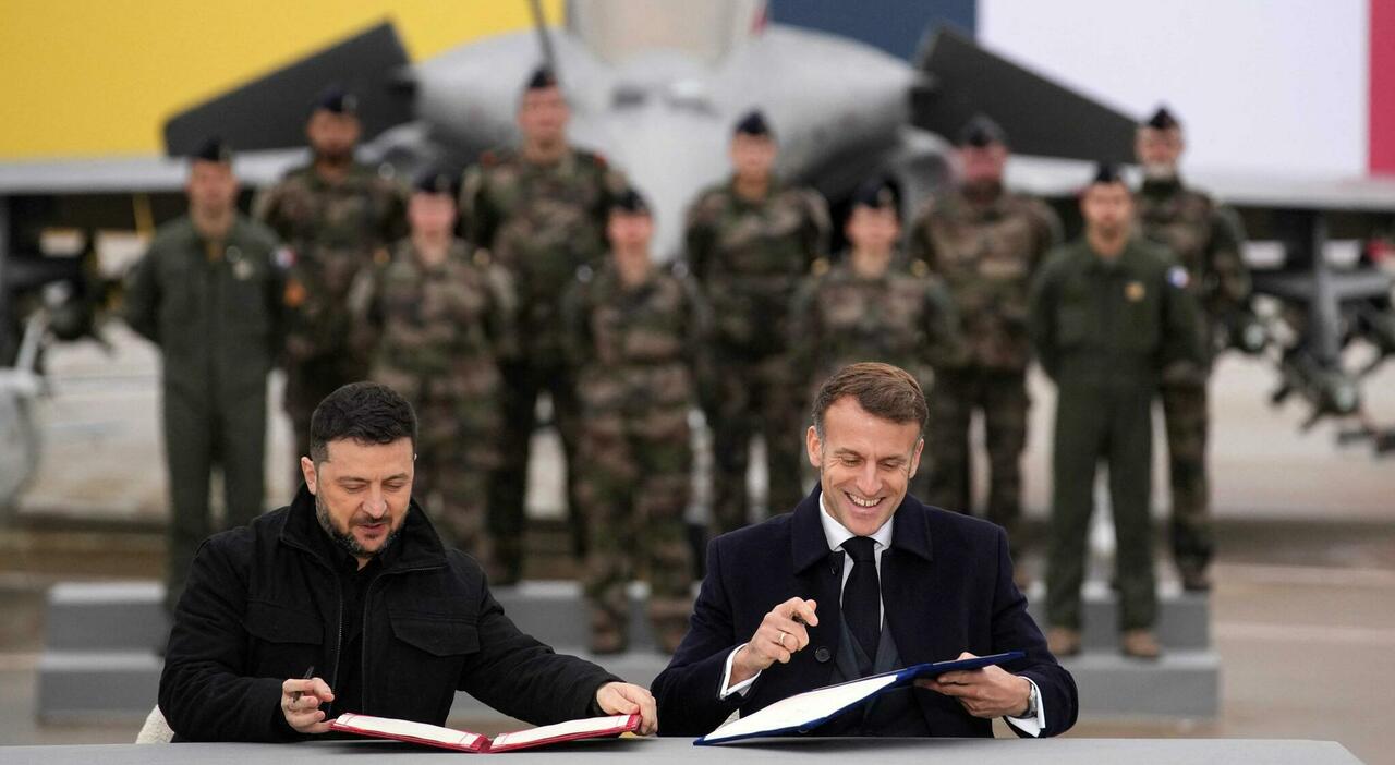 Guerra Ucraina, Zelensky firma intesa con Macron. «Kiev acquisterà fino a 100 caccia Rafale e droni»