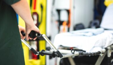 Polizia fa irruzione in casa, bambina disabile va incontro agli agenti stringendo due coltelli e loro sparano: la 12enne è gravissima