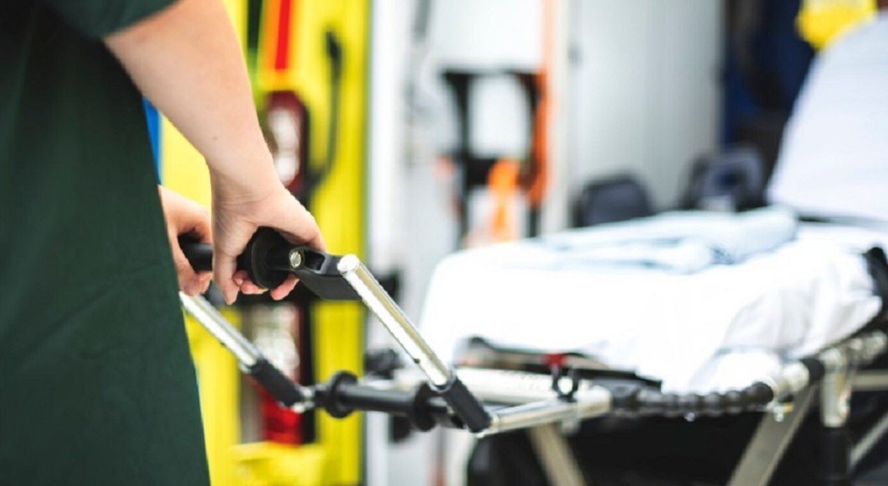 Polizia fa irruzione in casa, bambina disabile va incontro agli agenti stringendo due coltelli e loro sparano: la 12enne è gravissima