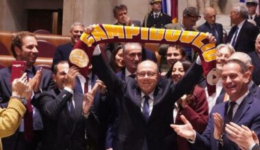 Un momento della cerimonia di consegna della Lupa capitolina a Carlo Verdone, sindaco per un giorno per il suo 75mo compleanno, in Aula Giulio Cesare, a Roma.