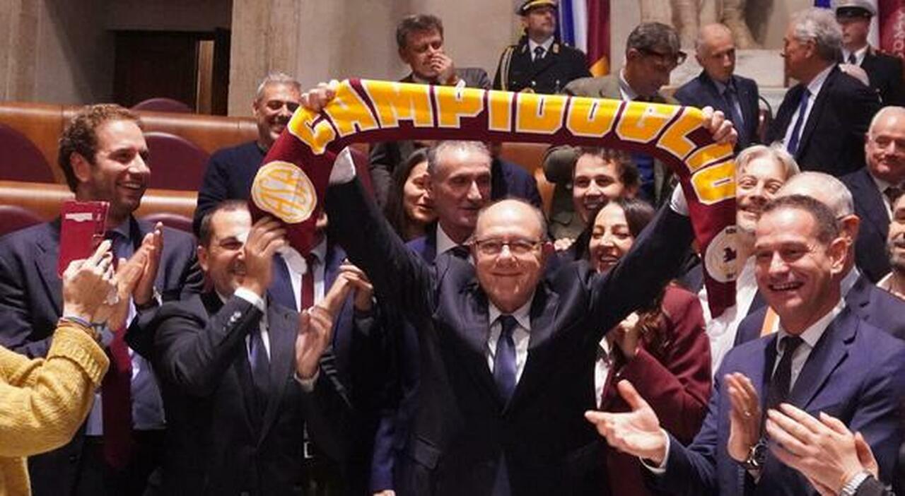 Un momento della cerimonia di consegna della Lupa capitolina a Carlo Verdone, sindaco per un giorno per il suo 75mo compleanno, in Aula Giulio Cesare, a Roma.