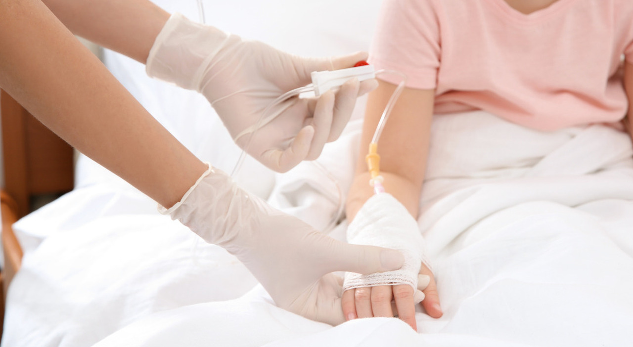 Ludovica, febbre alta all'asilo poi il respiro affannoso. Le ultime ore: l'ospedale, le dimissioni e la morte stretta al suo papà. Usl: «Indagine interna»