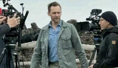 l'attore Tom Hiddleston sul set della docuserie “Surviving Pompeii”