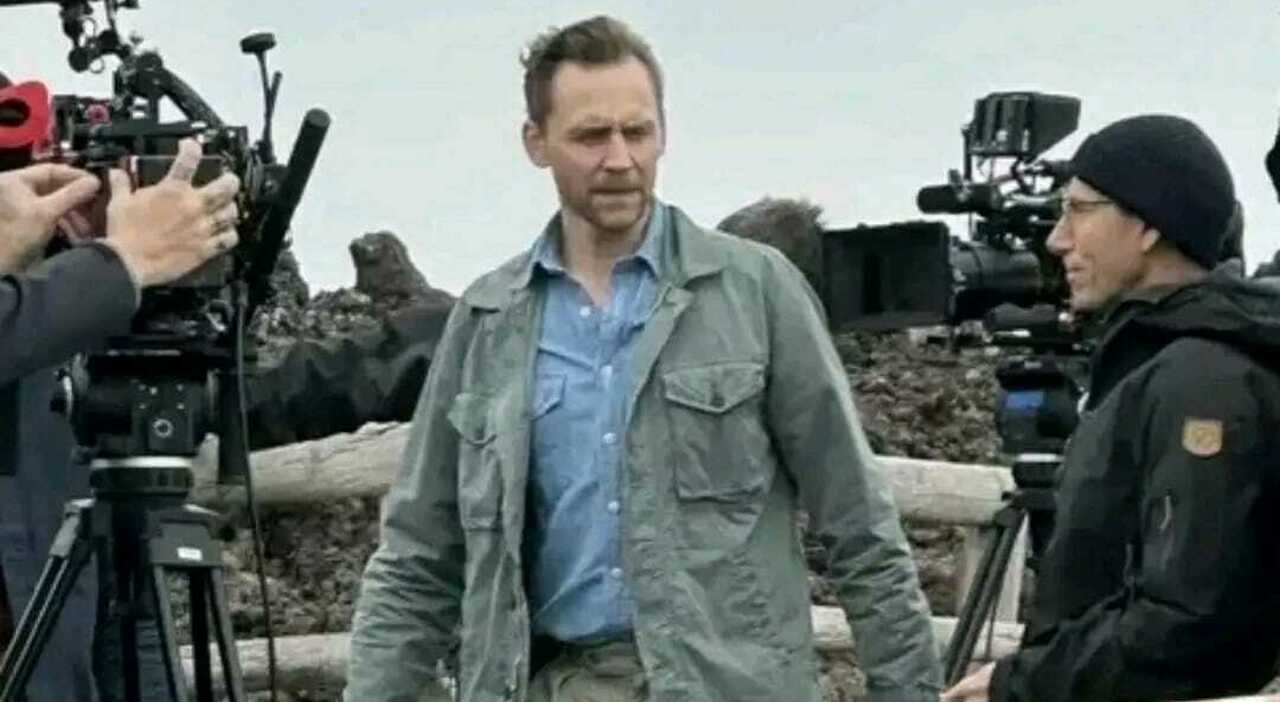 l'attore Tom Hiddleston sul set della docuserie “Surviving Pompeii”